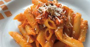 Il condimento viene preparato con pomodori secchi reidratati, acciughe, pinoli, capperi, olive taggiasche, pangrattato aromatizzato ed olio extravergine d'oliva. Penne Con Peperoni Pomodori Secchi E Mandorle Pronta In 10 Minuti