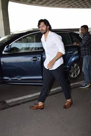 Hours will vary on region, and whether the panera in question is franchise or corporate. Amidst Wedding Rumours Varun Dhawan Gets Spotted Along With Gf Natasha Dalal And Papa David Dhawan View Hq Pics Daily News Updates Newhub2012