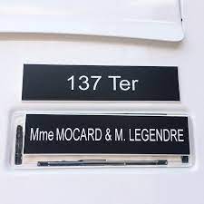 En effet, une étiquette de boîte aux lettres permet d'indiquer clairement le nom de ceux qui occupent les lieux. Plaque Boite Aux Lettres Gravure En Couleur Ou Metallisee