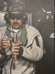 Donald Trump exibe a foto de Nicolás Maduro preso como um troféu de guerra.  O sequestro do presidente venezuelano é uma ameaça explícita ao mundo: a  ordem mundial erigida no pós-guerra está