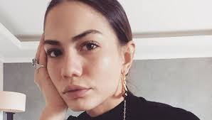 Demet Ozdemir In Guzel Anilar Biriktirdigi Arkadaslari Bakin Kimler 2020 Insan Guclu Kadin Cizgi Film