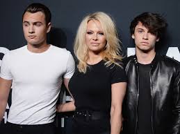 We've got his heartbreaking message. Surferos Musicos Y Modelos Asi Son Brandon Y Dylan Los Babies De Pamela Anderson