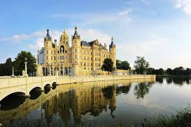 ˈmeːklənbʊʁk ˈfoːɐ̯pɔmɐn, mecklenburgian low german: Scenic View Of Schwerin Castle Mecklenburg Vorpommern State Germany Building Exterior Tower Stock Photo 193314316
