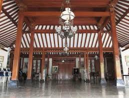 Simetri ini dapat ditemukan melalui penggabungan (2013). Rumah Adat Jawa Timur Gambar Dan Penjelasan Lengkap