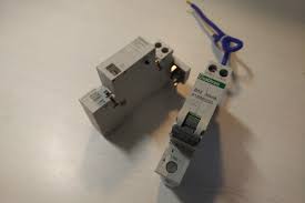 Arc fault pro­tec­tion devices (afdd) use mi­cro­pro­cessors to identify char­ac­ter­istic cur­rent flow and voltage curves that in­dic­ate an arc fault and auto­mat­ic­ally trip the af­fec­ted cir­cuit. David Savery Electrical Services Ltd The Arc Fault Detection Device