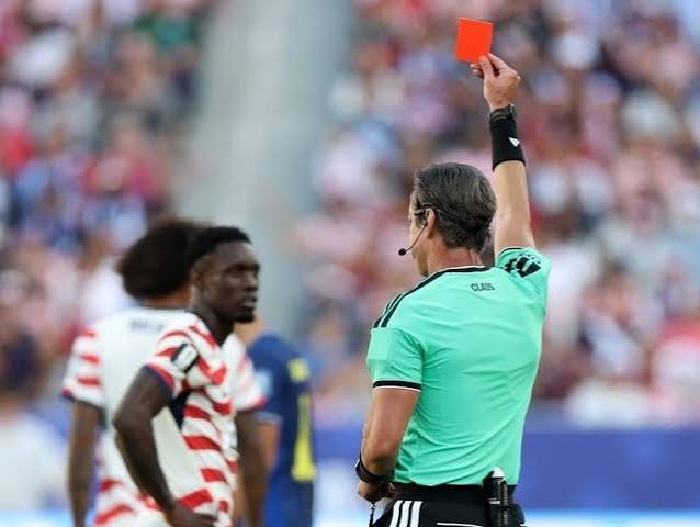 FIFA suspende cartão vermelho de Claus e atacante dos Estados Unidos está liberado