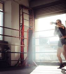 Et et c'est là où la sensibilité, tu vois sa vulnérabilité à certains moments, touche les gens parce que tout le monde s'identifie un petit peu en lui. J Ai Teste Pour Vous Un Cours De Boxe Avec Le Champion Belge Ryad Merhy Elle Be