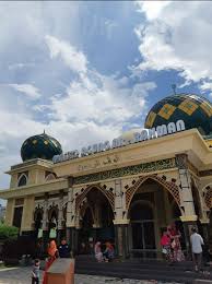 Masjid yang terletak di jalan ciliwung, kota blitar ini memiliki arsitektur yang mirip dengan masjid nabawi, madinah. Masjid Ar Rahman Um
