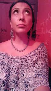 Chal elegante para hablar en ruso. Según Verónica Canales Medina tras  ponerse el chal estilosamente era capaz de realizar un discurso en ruso.  Aún no sabemos si dichos superpoderes son activados con