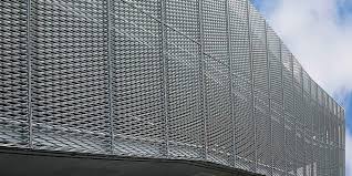 Il nostro intervento rientra nella realizzazione della facciata in lamiera forata della sede di calpak. Facciata Ventilata In Lamiere Stirate Aliva