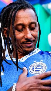 🎶 Clipe no ar! A música #TricolorFelicidade, da dupla @carlinhosbrown e  @nizan_n.ideias, chega com a nova camisa #MadeInCandyall em homenagem ao  #NovembroNegro. #BBMP