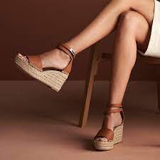 They're crafted with canvas on the toe, heel counter and ankle straps and have a classic jute and cotton wedge. Espadrilles Tipoli Hermes France