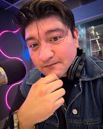 Hi! I'm Johnny Grover and you're listening HITS 106.1 FM 📻