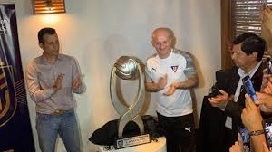 Perú y ecuador juegan por la fecha 4 de la fase de grupos de. Video Presentaron El Trofeo De La Supercopa Ecuador Cancha Ecuador