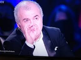 De 2 ani, a descoperit pe youtube, arta ventrilociei, iar prima ei papusa a fost o marioneta pe care o avea de la unul dintre. Axo Qfqm4logdm