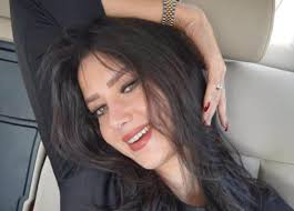 رضوى الشربيني، الإعلامية المصرية، أصيبت اليوم بفيروس كورونا وكذلك شقيقها ووالدتها، ونقلت الأخيرة إلى المستشفى وإلى العناية المركزة بعد معاناتها من نقص الأكسجين. Ø±Ø¶ÙÙ Ø§ÙØ´Ø±Ø¨ÙÙÙ ØªØ­ÙÙ Ø­ÙÙ Ø¹ÙØ±ÙØ§ ÙÙÙÙØ§ ÙÙ ÙØ¨Ø±ÙÙ Ø®Ø¨Ø± ÙÙ Ø§ÙÙÙ