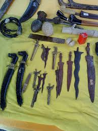 Keris panjang diraja alat kebesaran melayu yang sangat dimuliakan adalah keris dan keris panjang diraja adalah alat kebesaran negara yang utama dalam istiadat pertabalan. Download Pedang Keris Panjang Dan Sundang Diraja Png