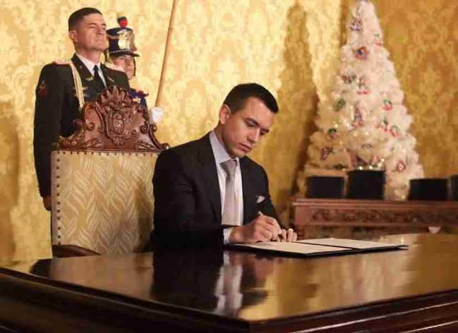 Presidente Noboa firmó decreto de seguridad para autoridades - La Prensa  Ecuador