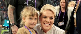 The singer, who shares daughter willow and son jameson with husband carey hart, is a proud mama who loves spending time with her. Erster Gemeinsamer Song Pink Und Willow Feiern Chart Erfolg Promiflash De