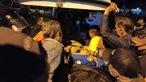 Kapal itu kemudian terdampar dekat dermaga pangkalan angkatan. Opso5mekcfwbim