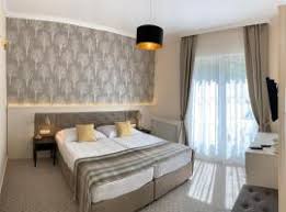 Egy hatalmas fa árnyékába bújt az augusztusi melegben az eplényi állomás. Die 10 Besten Hotels In Der Nahe Von Skigebiet Epleny In Epleny Ungarn