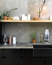 La Credence Beton Cire Cuisine Tendance Indemodable Donnant Une Allure Indu Met Afbeeldingen Keukens Keuken Beton Keuken Nieuw