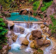 Hal menarik dari air terjun ini adalah dua warna alami yang berbeda, yaitu putih jernih dan hijau toska. 50 Tempat Wisata Jogja Populer 2021 Lokasi Dan Harga Tiketnya