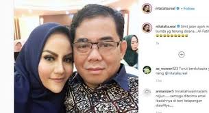 Dalam unggahannya itu, ia memperlihatkan fotonya bersama mendiang. V Ogp8tbzo7x4m