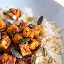 tofu croustillant a la cacahuete et riz de chou fleur les recettes de julie gri recette en 2021 tofu croustillant recette tofu riz de chou fleur