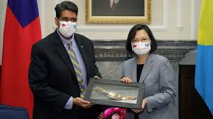 帛琉总统（英语： president of palau ）是帛琉共和国的国家元首和政府首脑。 帛琉总统由 公民直选 产生，任期四年，连选得连任一次。 目录 å¸›ç‰æ€»ç»Ÿè®¿é—®å°æ¹¾å¯åŠ¨ æ—…æ¸¸æ³¡æ³¡ ç¾Žå›½å¤§ä½¿ç½•è§éšè¡Œ Bbc News ä¸­æ–‡