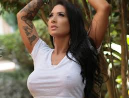 Musa das pegadinhas do João Kleber Show, posa com camiseta transparente e  exibe seios Musa do João Kléber posa com camisa branca e deixa seios à  mostra