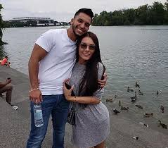 #dannasultana y esteban landrau armando la piscina inflable ( regalo de cumpleaños de esteban). La Historia De Amor De Los Transexuales Embarazados Que Revolucionan Las Redes Sociales Vidamoderna Com
