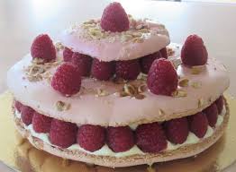 Gateau Macaron Framboise Creme Mousseline Vanille Et Framboises Fraiches Gateau Macaron Macaron Framboise Recettes De Patisserie