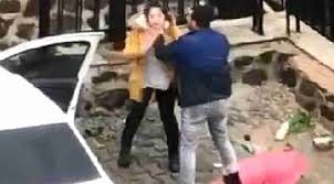 Antalya'da boş arazide şoke eden görüntüler! Sokak Ortasinda Dayak Yiyen Kadinin Sonrasinda Yaptigi Sey Herkesi Saskina Cevirdi Haber16