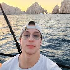 El actor Cameron Boyce quien interpreto a "Luke" en la serie JESSIE de  Disney muere a sus 20 años debido a una condición médica continúa