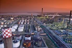 O explozie urmată de un incendiu a avut loc vineri, în jurul orei 12:00, la năvodari, la rafinăria petromidia deținută de compania rompetrol. RafinÄƒria Petromidia NÄƒvodari IntrÄƒ In Revizie PanÄƒ Pe 15 Noiembrie