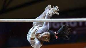 Симона арианна байлз (simone arianne biles). Simone Biles Zeigt Neuen Sprung Und Geht In Fuhrung Sport A Z