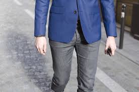 Jeans gris clair délavé blanchi tendance pour homme. Comment Porter Un Jean Gris Homme Et Quel Jean Gris Choisir Bonnegueule