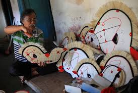 The outfit of the kuda lumping performer kuda lumping also called jaran kepang is a traditional javanese dance depicting a group of horsemen. Kerajinan Kuda Kepang Solo Diminati Wisatawan Asing Republika Online