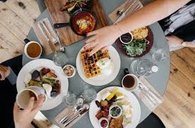 5 Astuces Pour Organiser Un Brunch Parfait A Petit Prix En 2020 Alimentation Idees De Repas Faire Un Brunch