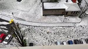 Le strade sono state completamente imbiancate dal ghiaccio. Engry7xh4p9ehm