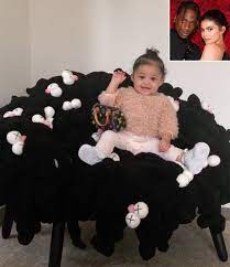 Travis Scott Gives Kylie And Stormi Stuffed Animal Chair Kylie Jenner Outfits Kylie Baby Kylie Jenner