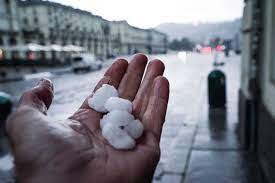 Molte nubi al nordest, precipitazioni occasionali, più sole altrove. Mezz Ora Di Tempesta Grandine E Vento Mettono In Ginocchio Mezza Torino La Repubblica