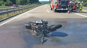 Beim versuch, die strecke zu verlassen, konnte ihm der mit zahlreichen anderen piloten folgende. Todlicher Unfall Auf Der A8 Bei Zweibrucken Mit Fahrerflucht Bericht Des Swr Motorcycles News Motorrad Magazin