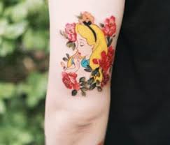 #24 fish wonderland tattoo via. Bunte Disney Tattoo Inspirationen Fur Frauen Freshouse