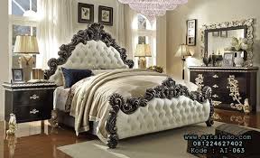 Tentu saja, furniture bertekstur lembut paling cocok digunakan di kamar tidur pengantin baru. Harga Set Kamar Tidur Pengantin Model Terbaru Murah Klasik Ukir Arts Indo Furniture Jepara