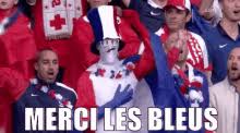 Patrick bruel en plein tournage, le chanteur fait une pause et exulte pour les bleus le 21/07/2020 à 19h41 Les Bleus Gifs Tenor