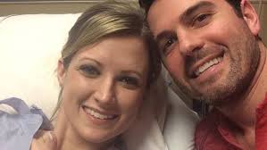 Přežili bombový útok v Bostonu. Rok po tragédii se vzali