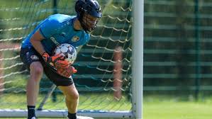 Die trainerfrage ist bereits geklärt. Bayer Leverkusen Lukas Hradecky Wird Zum Lacrosse Maskenmann