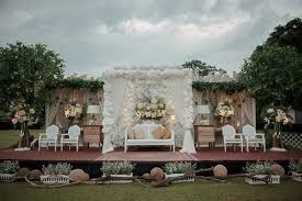 Kami toko bunga yang berada di ps bunga kayoon surabaya yang bergerak di bidang usaha florist dan dekorasi, menerima pesanan, pembuatan dan pengiriman segala produk karangan bunga dan dekorasi pengantin,kami melayani bermacam macam dekorasi seperti dekorasi jawa (gebyog),dekorasi tradisional,dekorasi. Inspirasi Dekorasi Pelaminan Minimalis Outdoor Dengan Tema Rustic Wedding Market